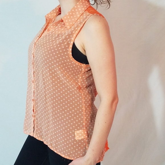 Beautiful sleeveless woman's blouse! - Picture 3 of 7